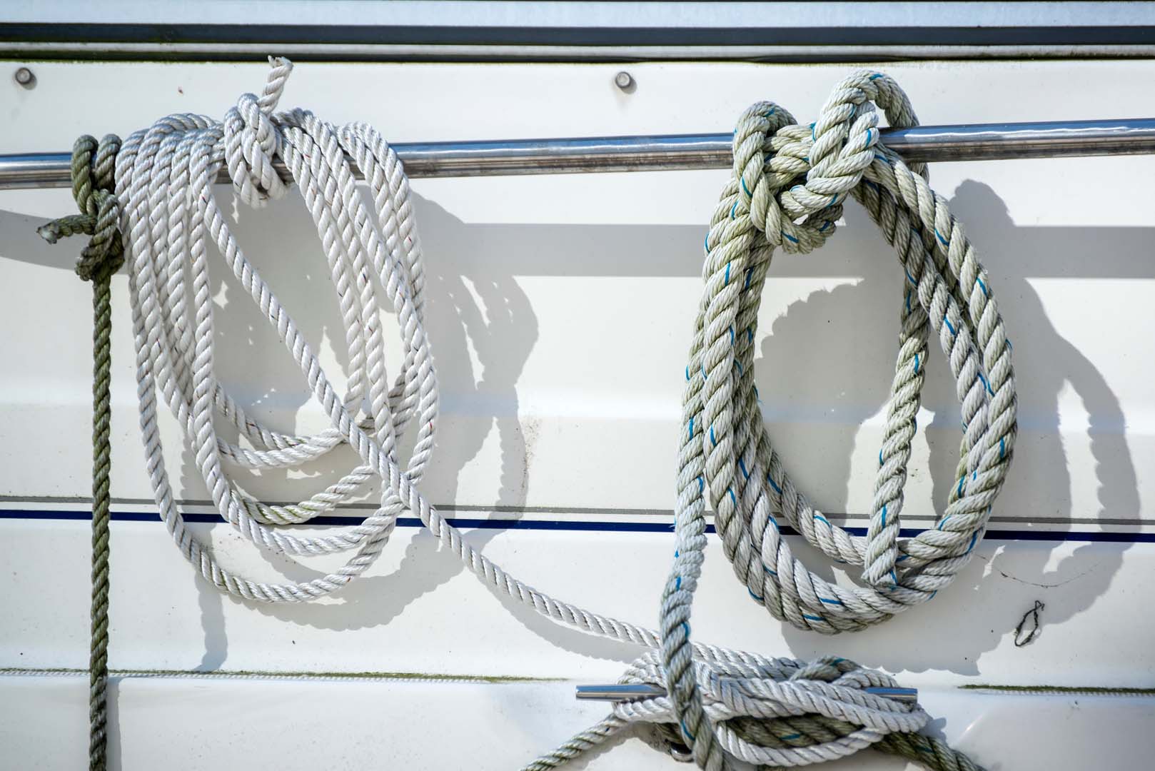 wirtschaftsstrafrecht Detail image of ropes and cleats on yacht sailboat